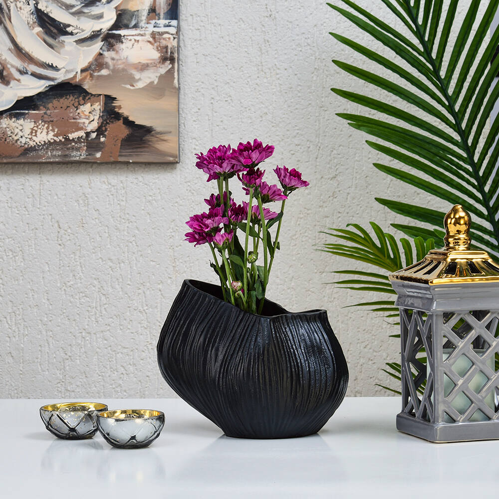 Decorative Wavy Small Metal Vase (Black)