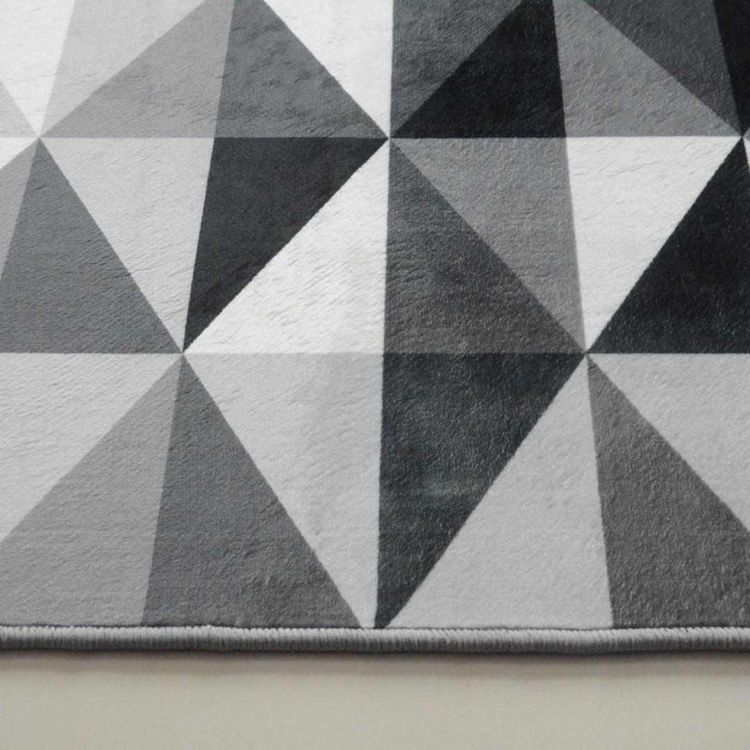 Geometric Polyester 3 x 5 Ft Machine Made Carpet (Black & White)